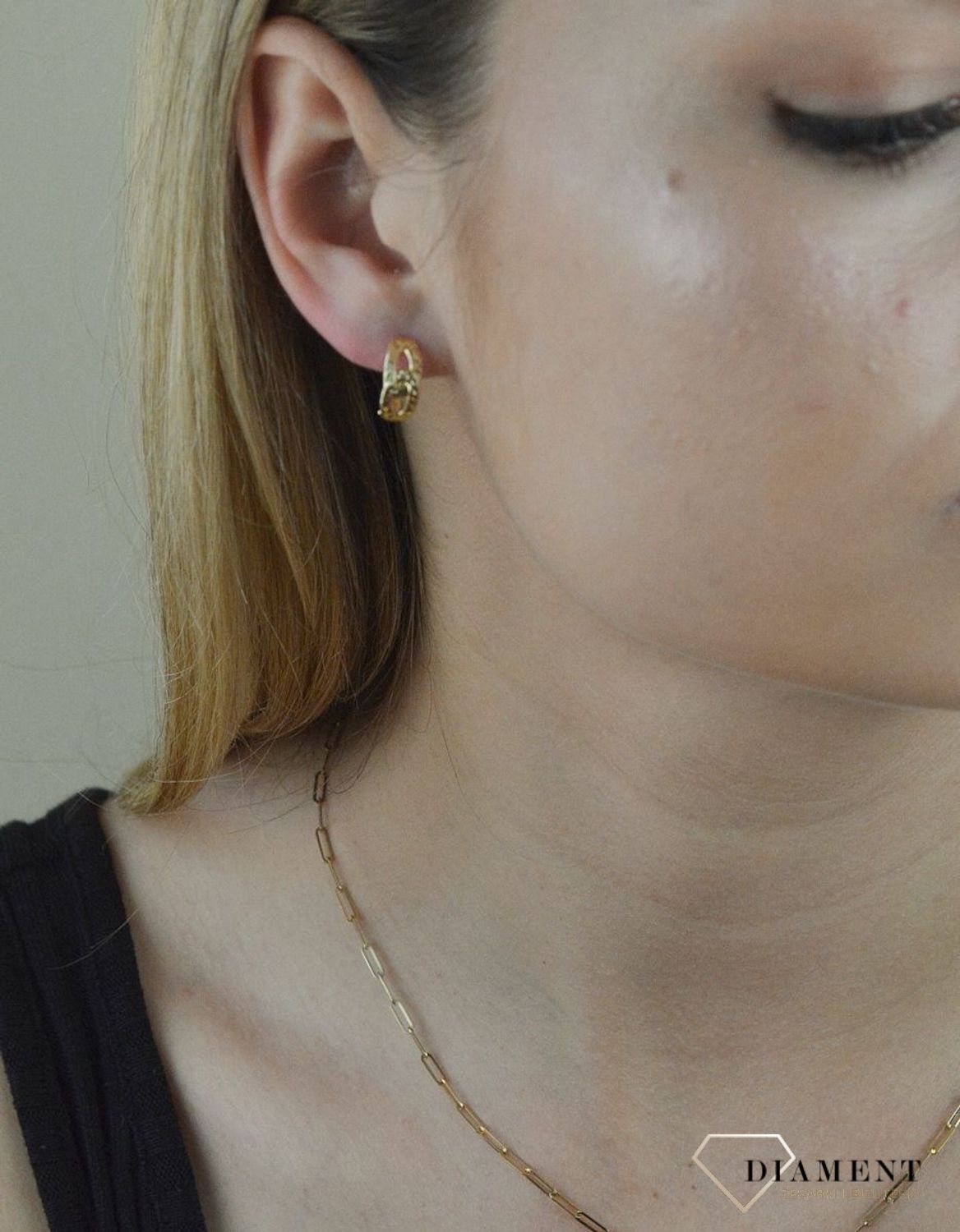 Złote kolczyki wiszące 585 grawerowane KL 10942. Złote kolczyki próby 585. Złote kolczyki wiszące. Złote kolczyki damskie. Złote kolczyki grawerowane. Złote kolczyki dla kobiety. Złote kolczyki idealne na prezent..jpg